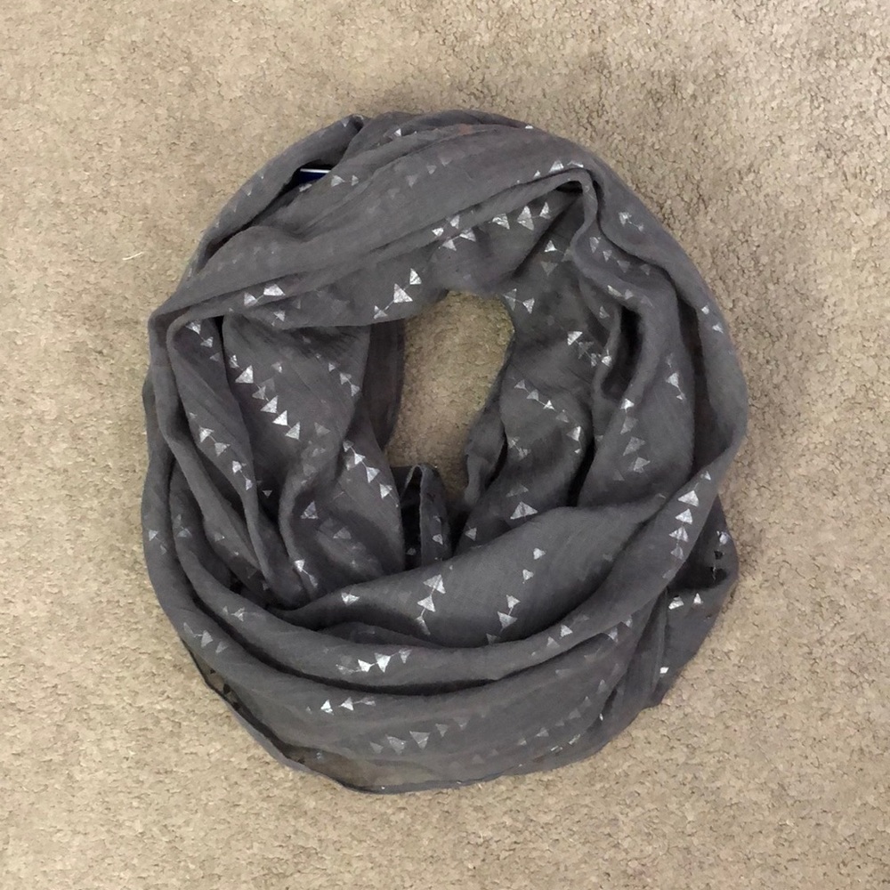Gray Triangle-Patterned Scarf